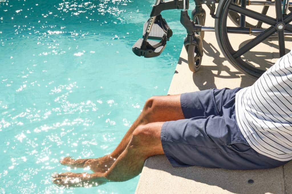personnes à mobilité réduite piscine